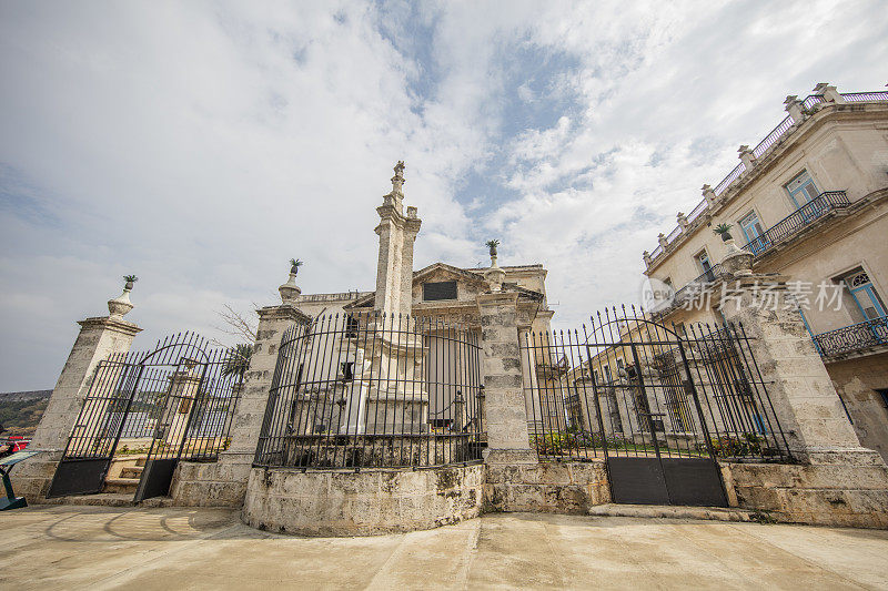 古巴哈瓦那:这座城市的标志性纪念建筑El Templete